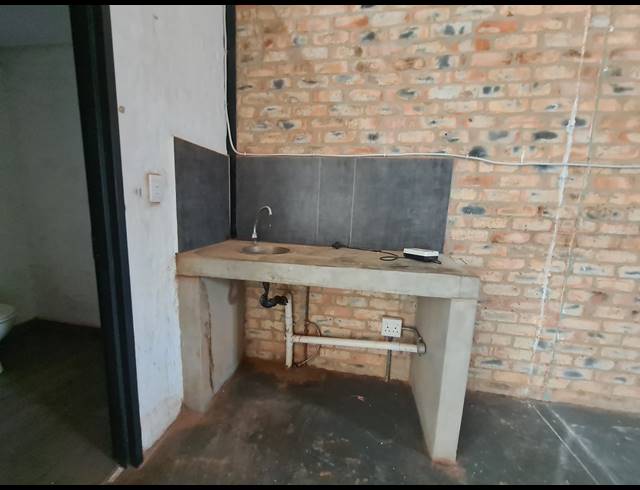 140M² WAREHOUSE TO LET IN PRESIDENT PARK